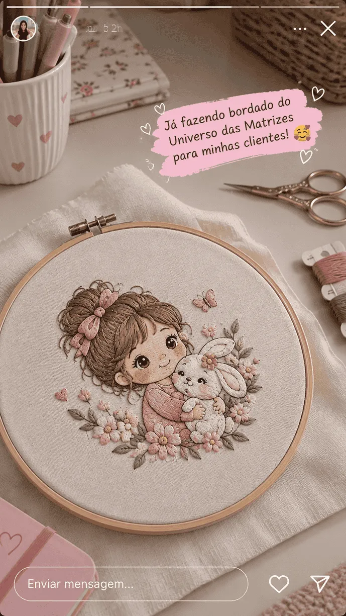 Bastidor de bordar com desenho de menina abraçando um coelhinho