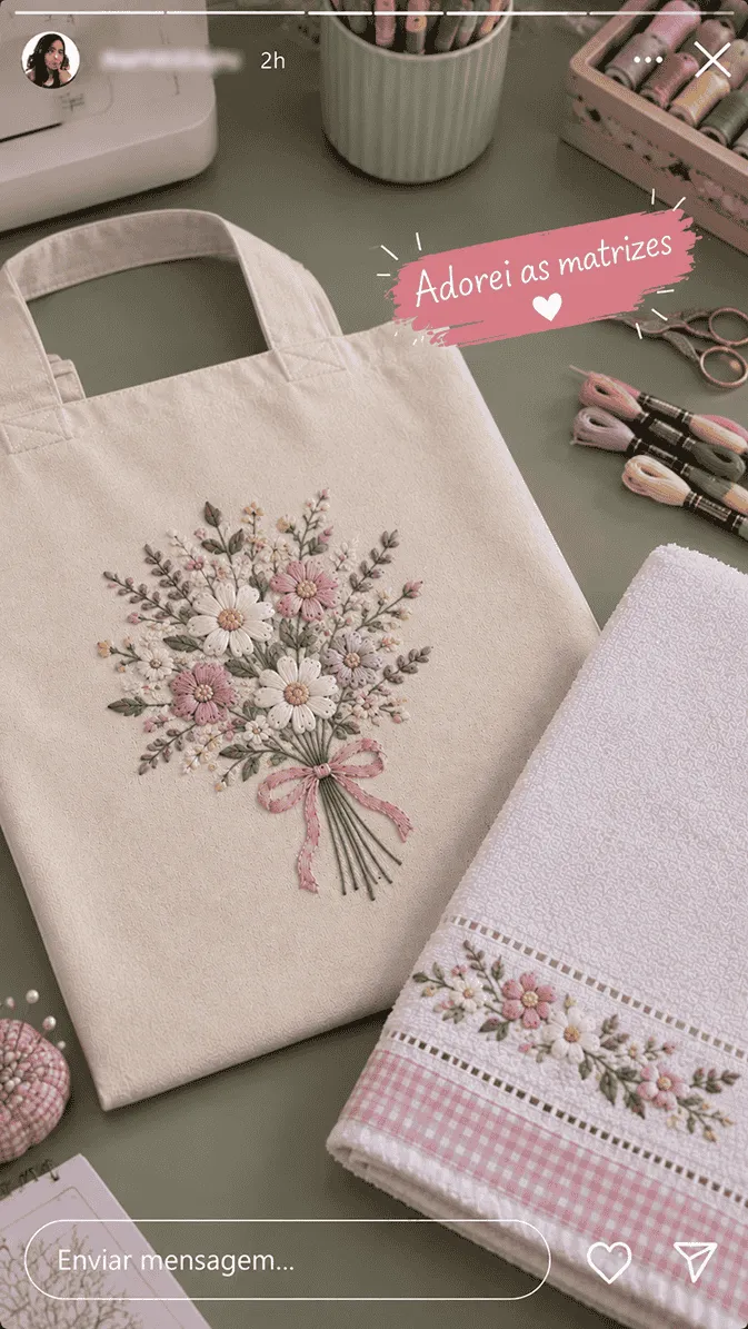 Bolsa e toalha bordadas com motivos florais sobre a mesa de trabalho