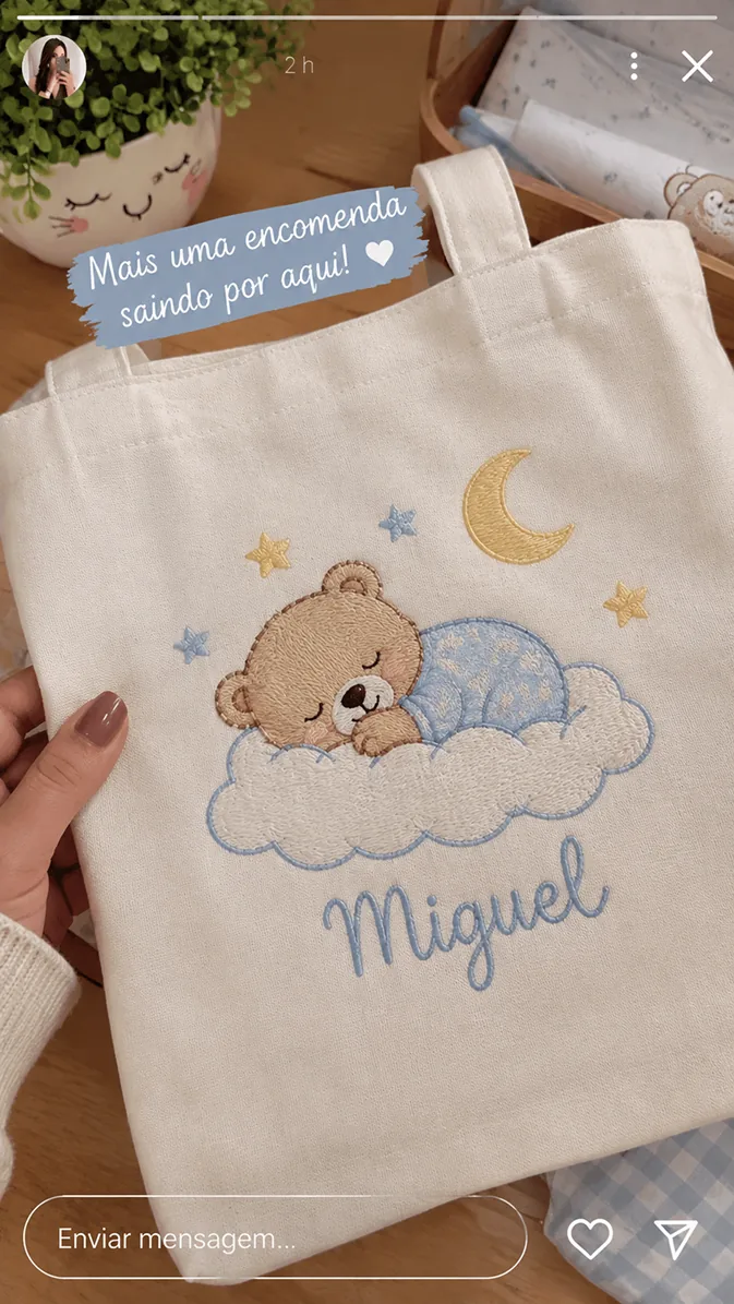 Bolsa de tecido bordada com ursinho dormindo em uma nuvem